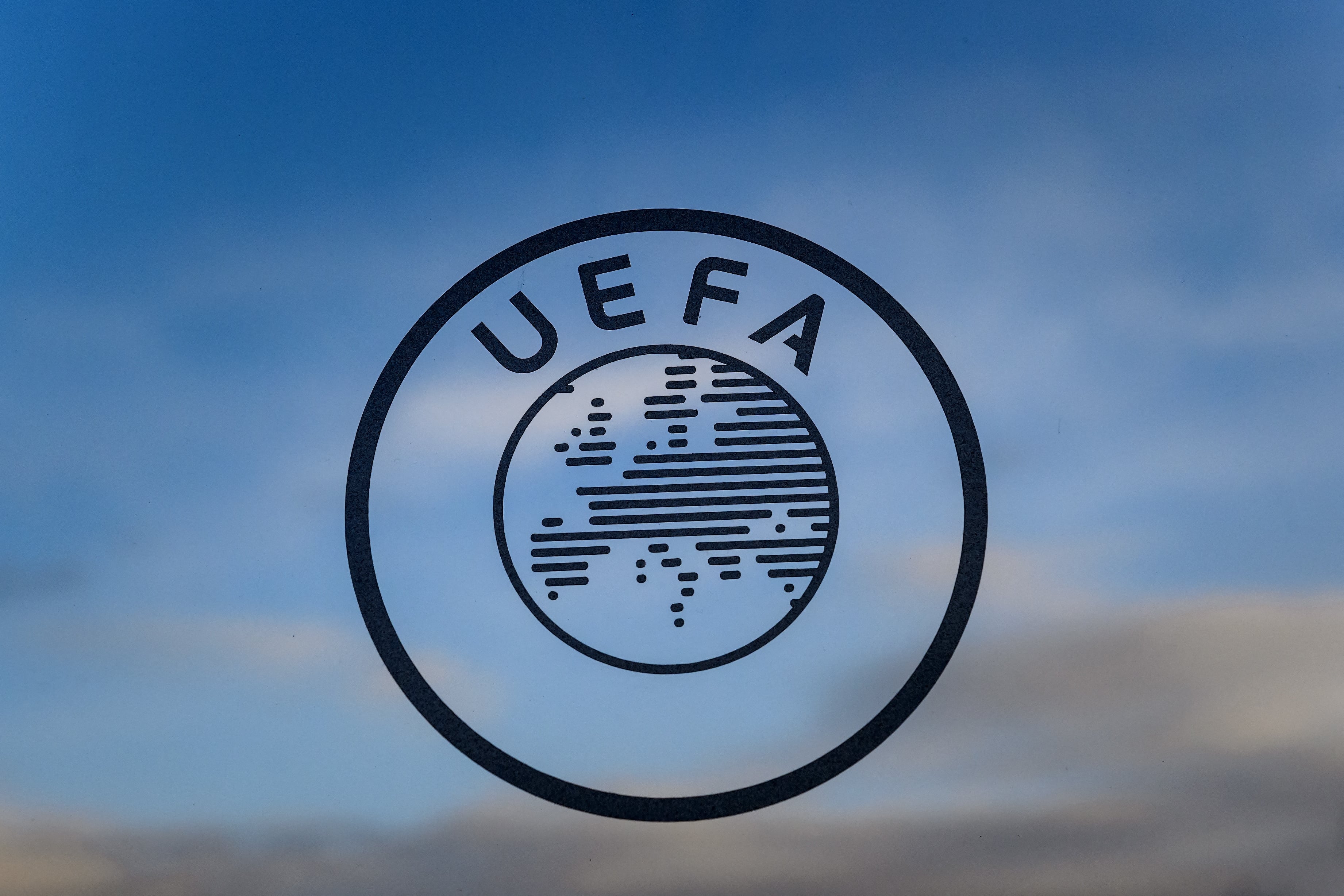 Un logotipo de la UEFA, la organización rectora del fútbol europeo. (Foto de Fabrice COFFRINI / AFP)