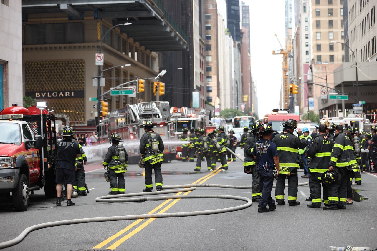 Los bomberos de la ciudad de Nueva York han combatido un incendio en la icónica joyería de Tiffany & Co en Nueva York, EE. UU. el 29 de junio de 2023.