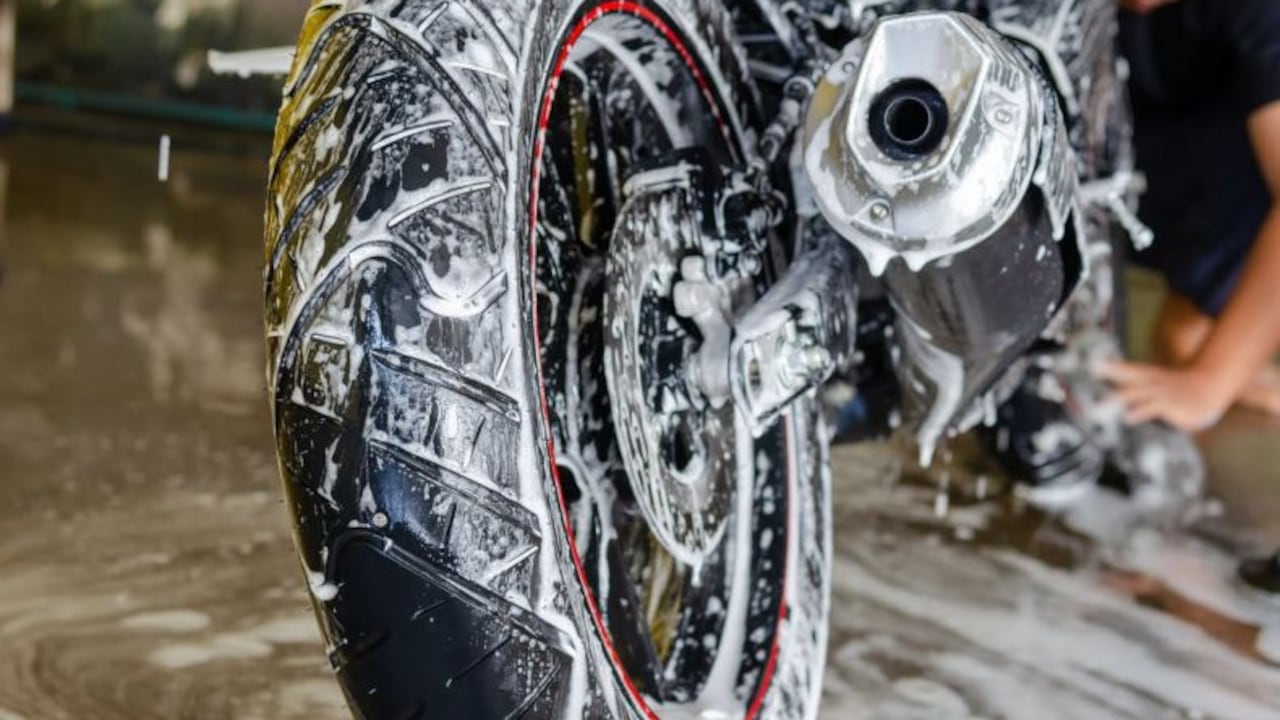 El lavado de motos no se debe realizar en la vía pública.