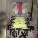 Según el Gaula, quien aparece en la foto, es un de los supuestos líderes de Los Palmeños que fue asesinados, y a quien los integrantes del grupo criminales le hicieron un altar con armas para rezarle.