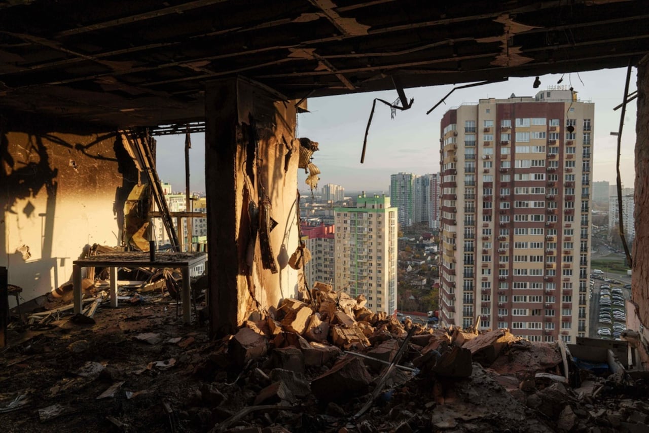 Se observa un apartamento dañado tras un ataque ruso contra un barrio residencial en Kiev, Ucrania, el viernes 14 de noviembre de 2025. (Foto AP/Evgeniy Maloletka)
