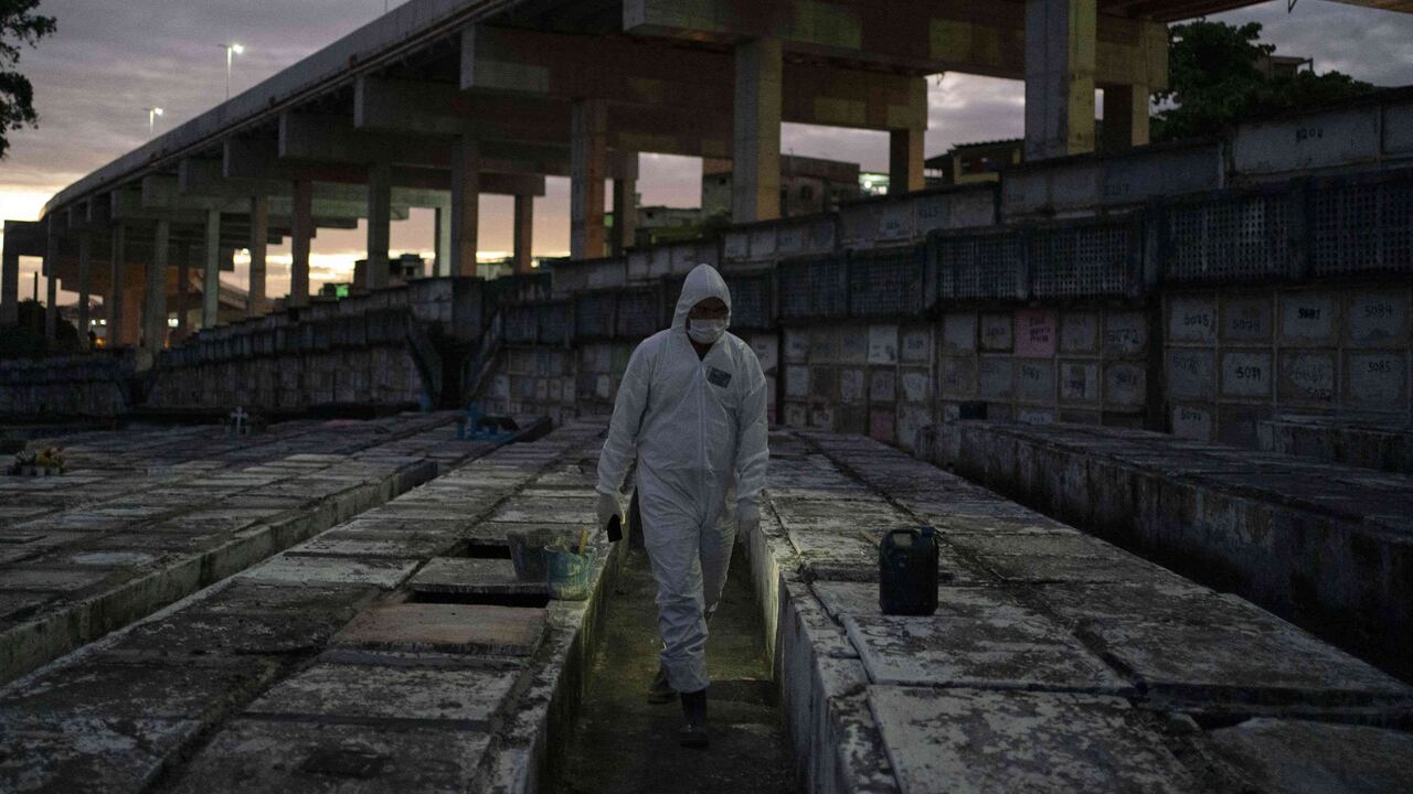 Coronavirus: los temores de un sepulturero en medio de la pandemia/Foto: AP