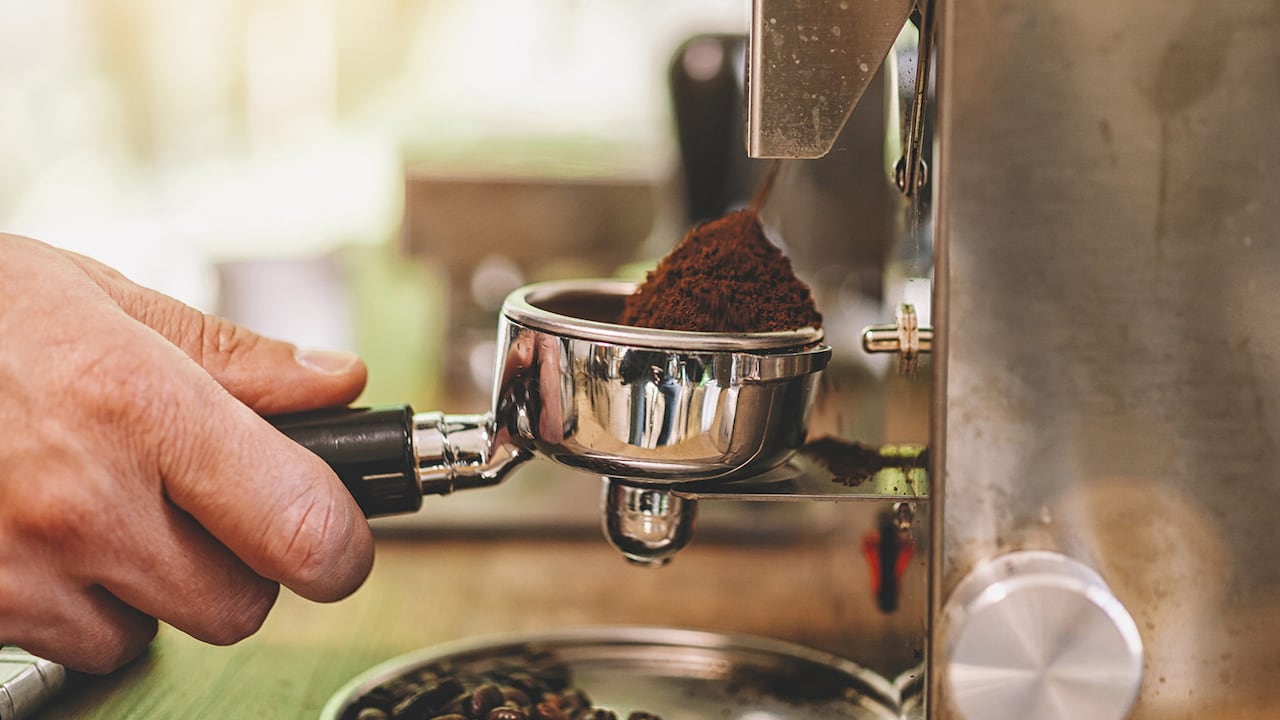 El café expreso tiene tres componentes que inciden en los niveles de colesterol: diterpenos, cafestol y kahweo.