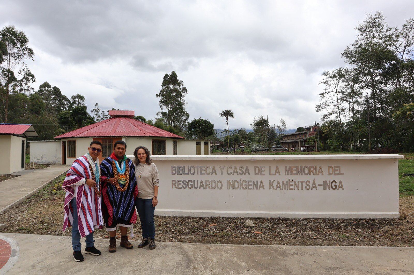 Taita Walter Chindoy, gobernador del Pueblo Inga, y la viceministra de Cultura, Adriana Molano.