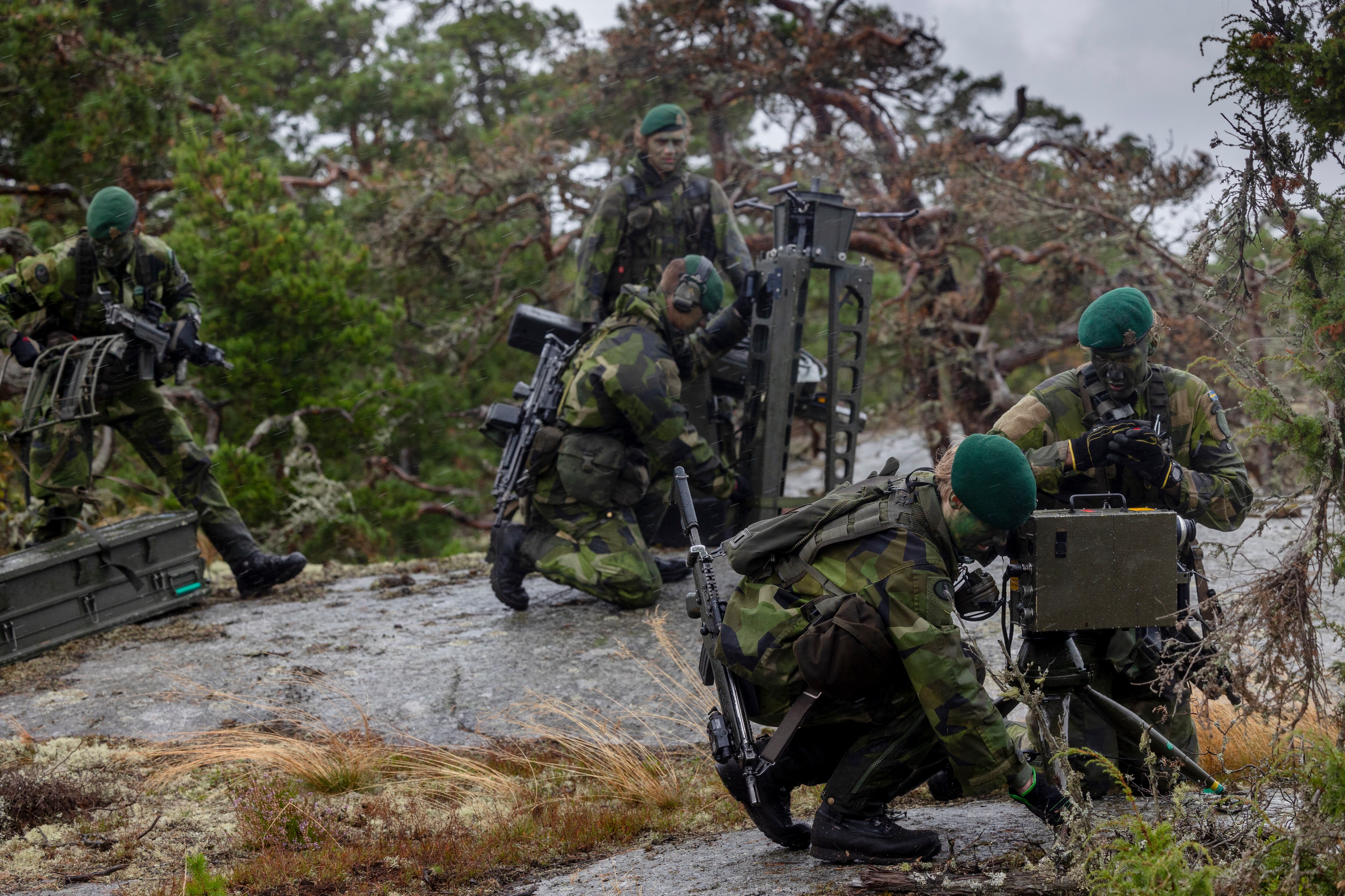 Soldados anfibios suecos durante un simulacro militar con el ejército sueco y los marines estadounidenses el 13 de septiembre de 2022 en Stora Skogsskar, Suecia. Como parte del ejercicio militar Archipelago Endeavour, el ejército sueco y los marines estadounidenses se unen a este entrenamiento por cuarta vez.