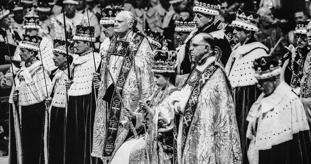    Su fastuosa coronación, el 2 de junio de 1953, fue la primera que se transmitió por televisión. Ese mismo año tuvo la primera crisis de su reinado a causa del romance imposible de su hermana, Margarita, con Peter Townsend.