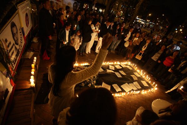 a convocatoria sirvió para poner en evidencia otros sonados casos en los que las familias afectadas piden que se haga justicia, como los son el de Diego Felipe Becerra, el grafitero asesinado por un policía, y Juan Guillermo Gómez, el abogado que falleció tras el robo de su celular.  