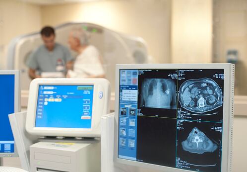 Dos dispositivos que se vinculan al corazón con funciones distintas.