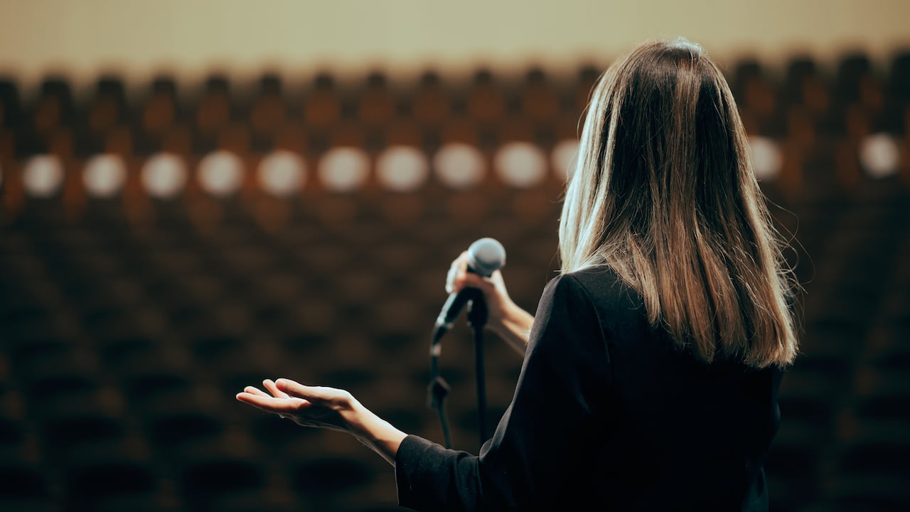 Aprender a hablar en público es una habilidad clave para el éxito profesional.