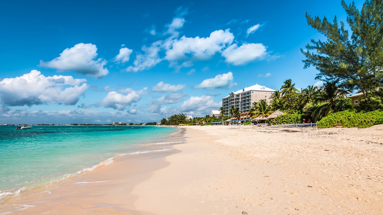 Las hermosas playas de las Islas Caimán son uno de los mayores atractivos para turistas de todo el mundo.