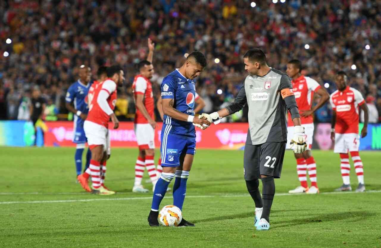 Ayron del Valle,  goleador en dos ocasiones con Millonarios, se prepara para cobrar un penalti. El jugador, figura importante para Millonarios entre el 2016 y el 2018. Foto: LosMillonarios.Net