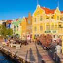 Turistas en el hermoso paseo marítimo de Punda en Willemstad, la capital de Curazao, una isla en el sur del mar Caribe.