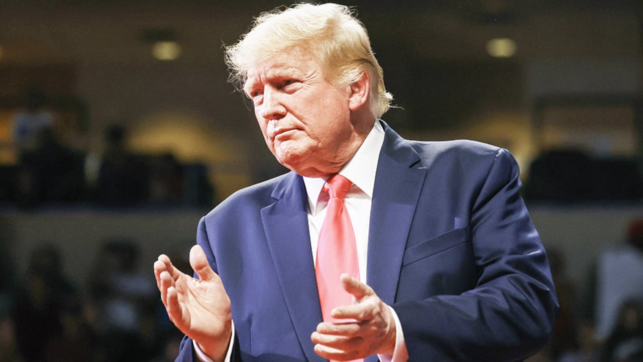 El expresidente busca millonaria suma por daños y perjuicios.