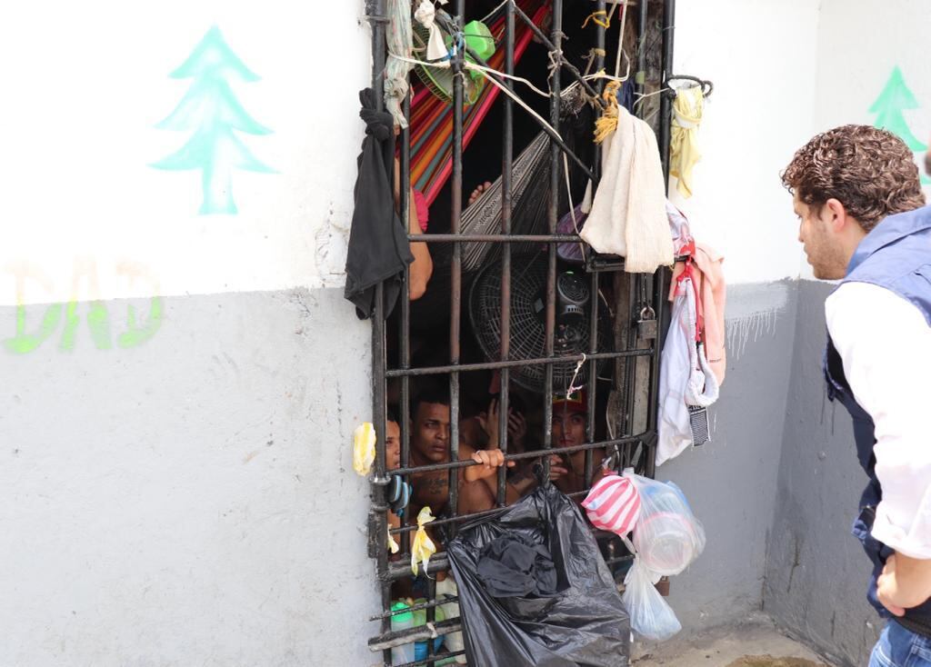 El hacinamiento en las carceletas transitorias supera el doble de las cifras