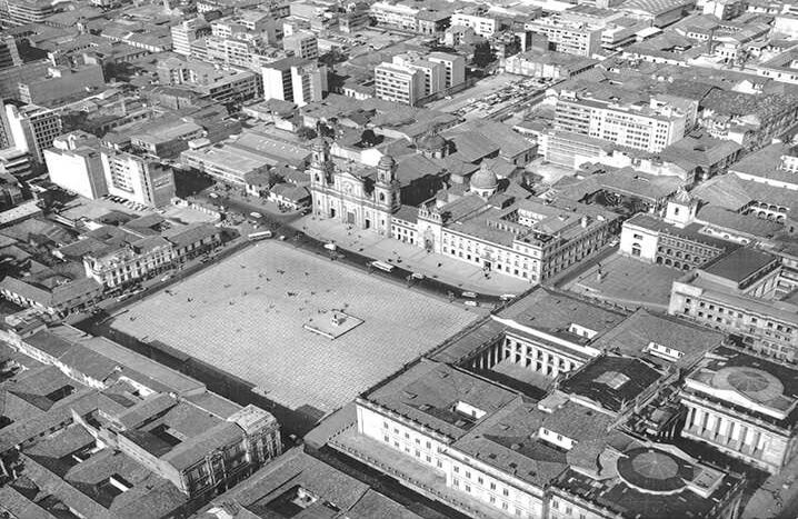 Panorámica de la Plaza de Bolívar c.a. 1960 Saúl Orduz Fondo Saúl Orduz / Colección Museo de Bogotá.