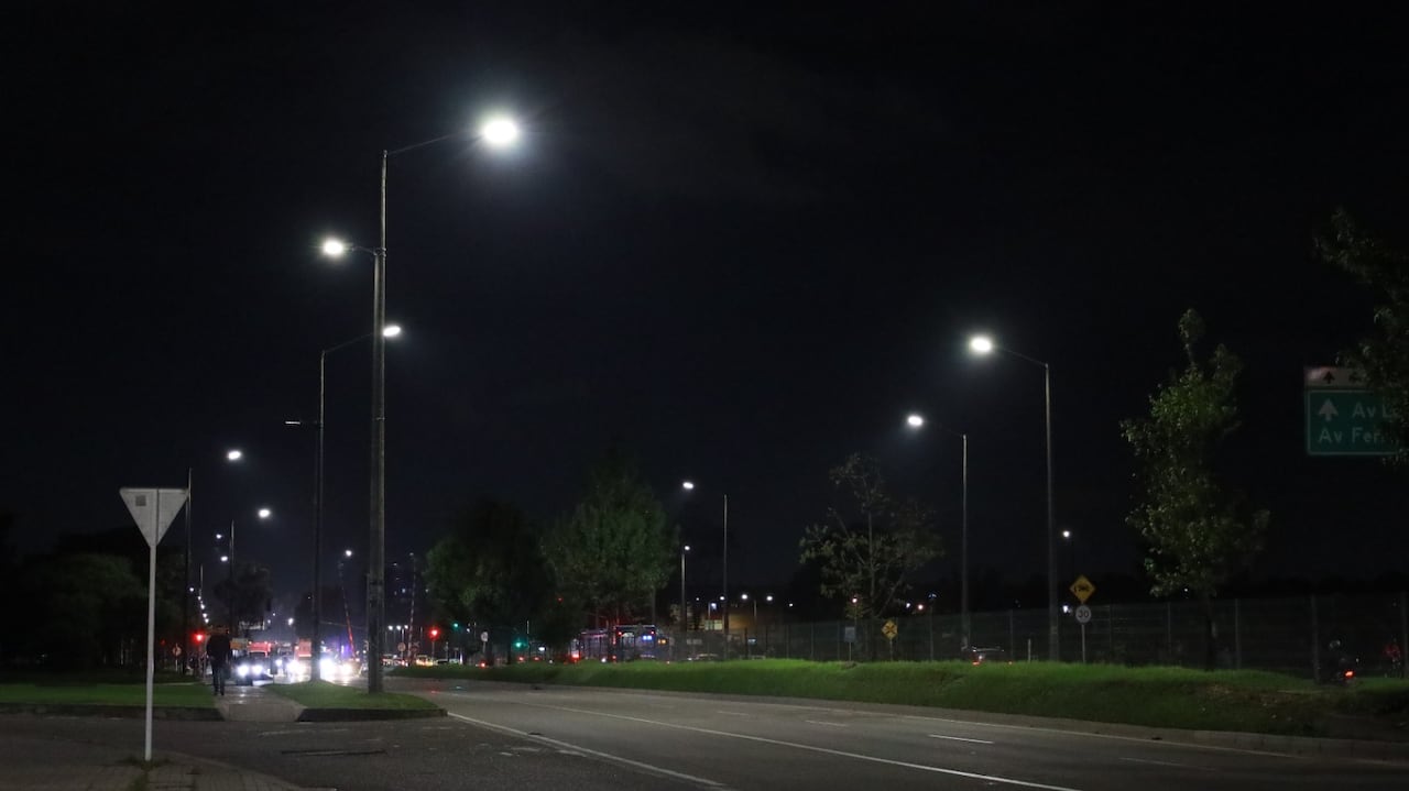 En la Avenida Ciudad de Cali se reemplazaron 850 luminarias led desde
la Avenida de Las Américas hasta la calle 63; mientras que 264 bombillas de luz blanca fueron instaladas a lo largo de la Avenida Agoberto Mejía