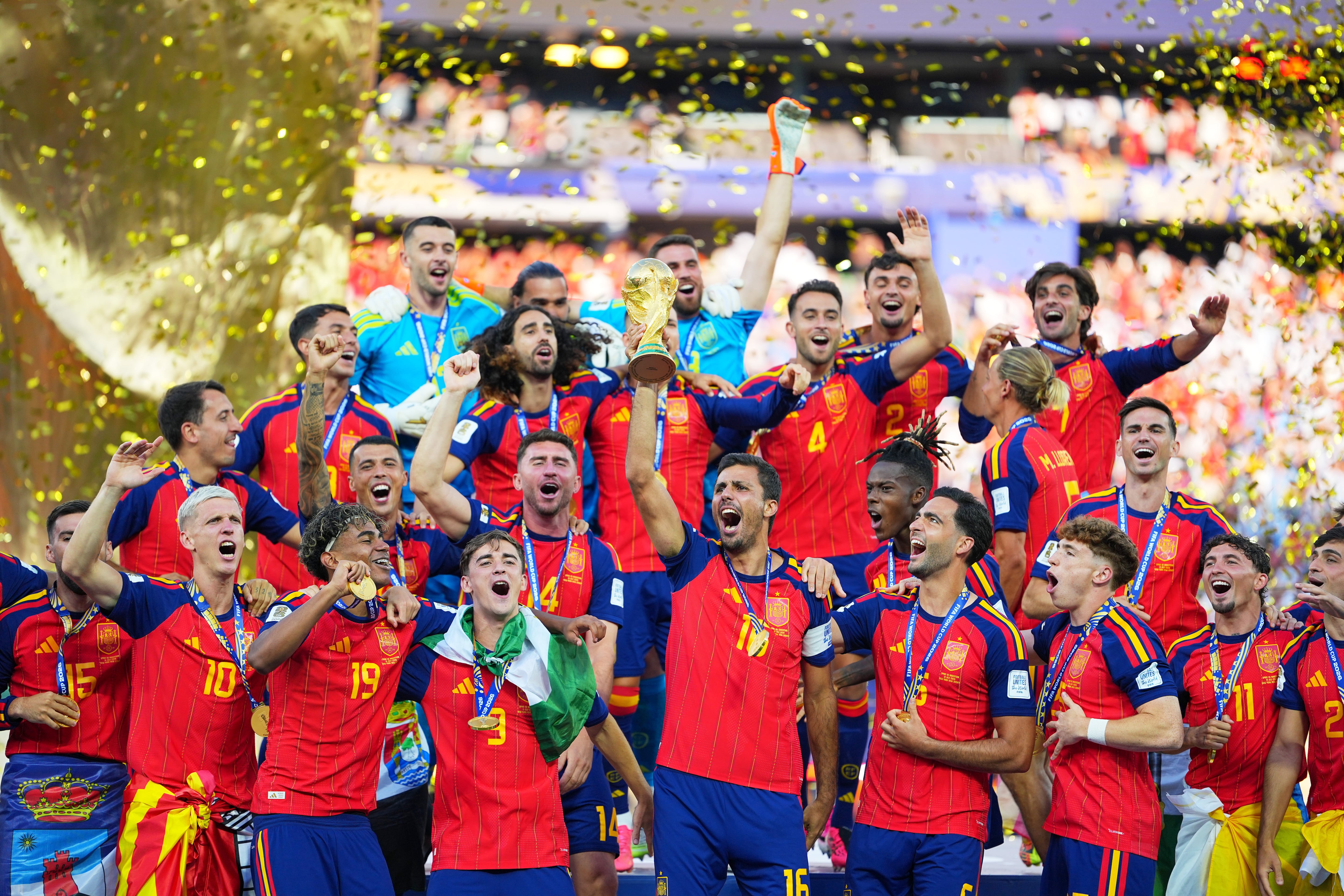 España con el trofeo de campeones del Mundial tras vencer 1-0 a Argentina en la final, el domingo 19 de julio de 2026, en East Rutherford, Nueva Jersey. (AP Foto/Julio Cortez)