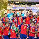 España con el trofeo de campeones del Mundial tras vencer 1-0 a Argentina en la final, el domingo 19 de julio de 2026, en East Rutherford, Nueva Jersey. (AP Foto/Julio Cortez)