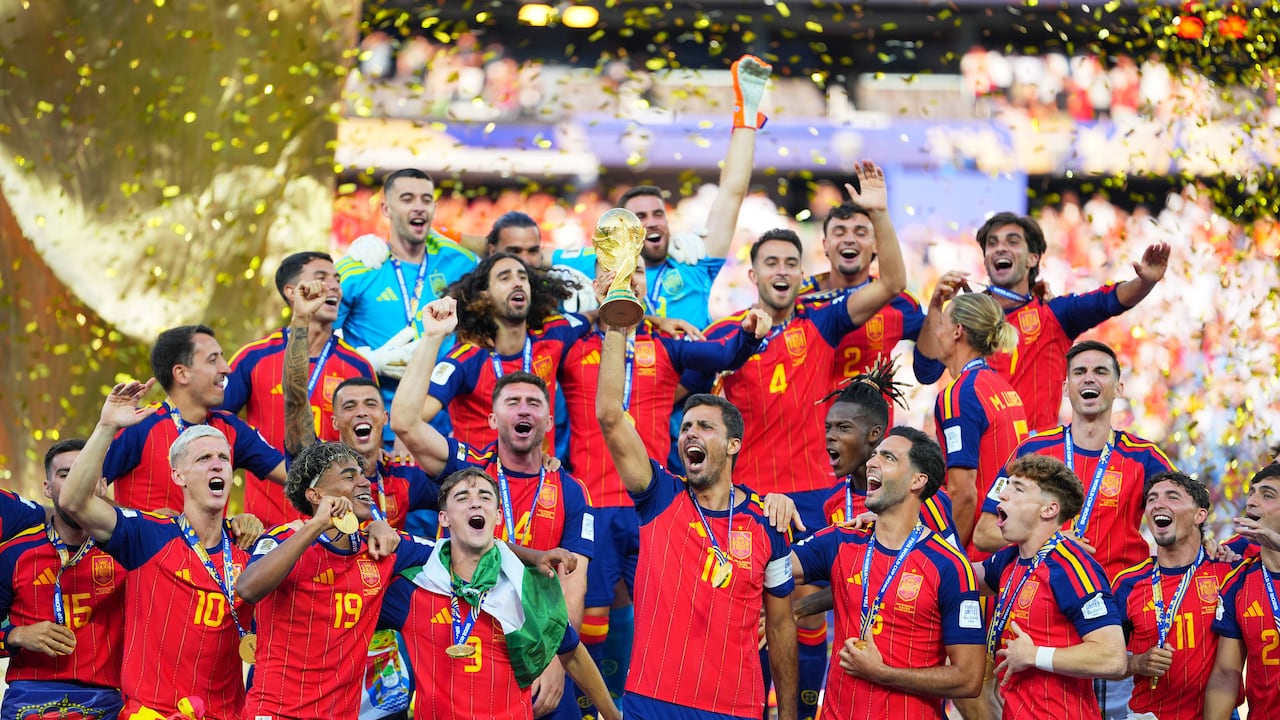 España con el trofeo de campeones del Mundial. (AP Foto/Julio Cortez)