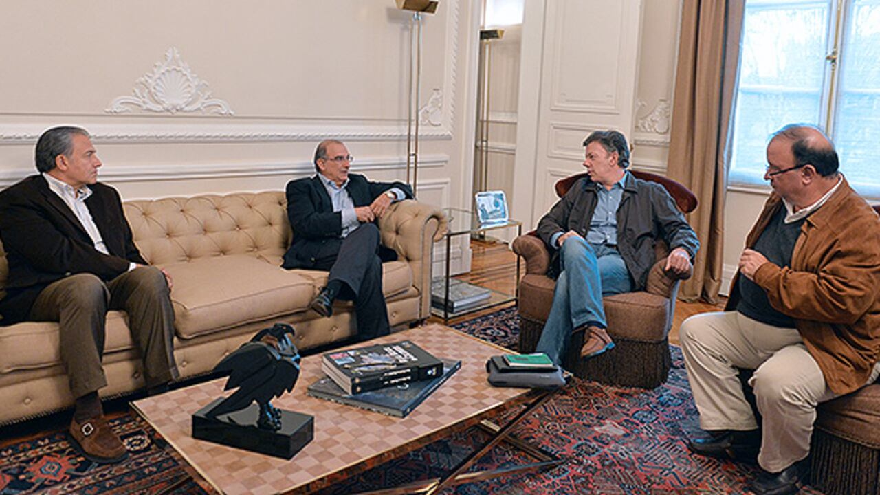 Óscar Naranjo, Humberto de la Calle, el presidente Juan Manuel Santos y Luis Carlos Villegas. Durante la reunión que sostuvieron el sábado en la casa de Nariño.