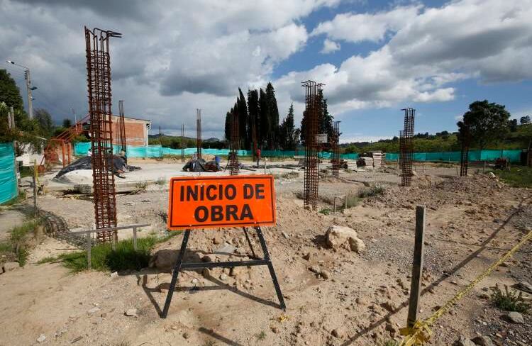 El colegio Adolfo María Jiménez, en Sotaquirá, ofrece educación a hijos de campesinos. Sin embargo, hace dos años fue derrumbado y ahora nadie les responde por los retrasos de la obra. 