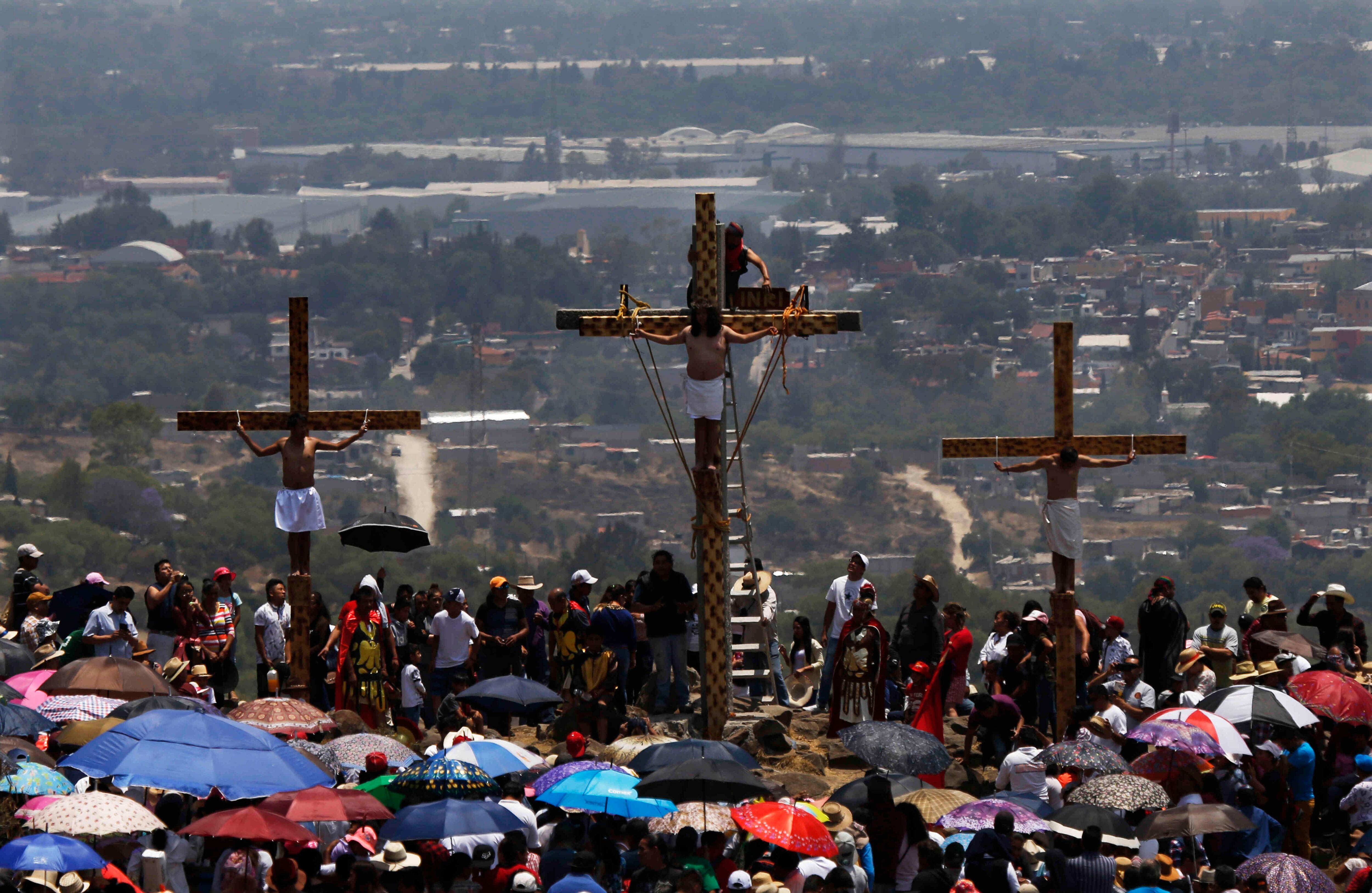 La gente recrea la crucifixión de Jesús el Viernes Santo en una colina a las afueras de la aldea de San Mateo, Tepotzotlán, México, viernes 19 de abril de 2019. La Semana Santa conmemora la última semana de la vida terrenal de Cristo que  termina en su crucifixión el Viernes Santo y su resurrección el Domingo de Pascua. (Foto AP / Marco Ugarte)