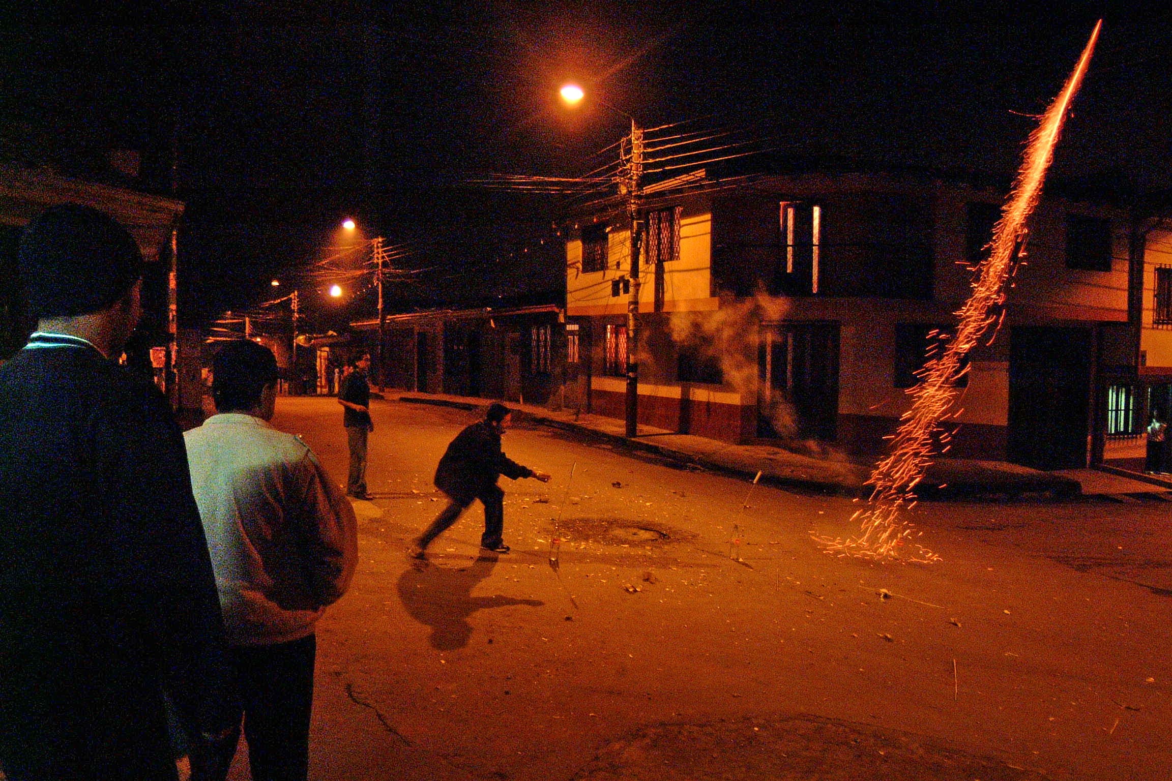 El uso de la pólvora en diciembre representa uno de los mayores retos para el sector salud dado las lesiones que causa, que pueden ir desde quemaduras de diferentes grados de severidad con secuelas asociadas, así como intoxicaciones por contacto o ingestión del consumo de dichas sustancias o artefactos