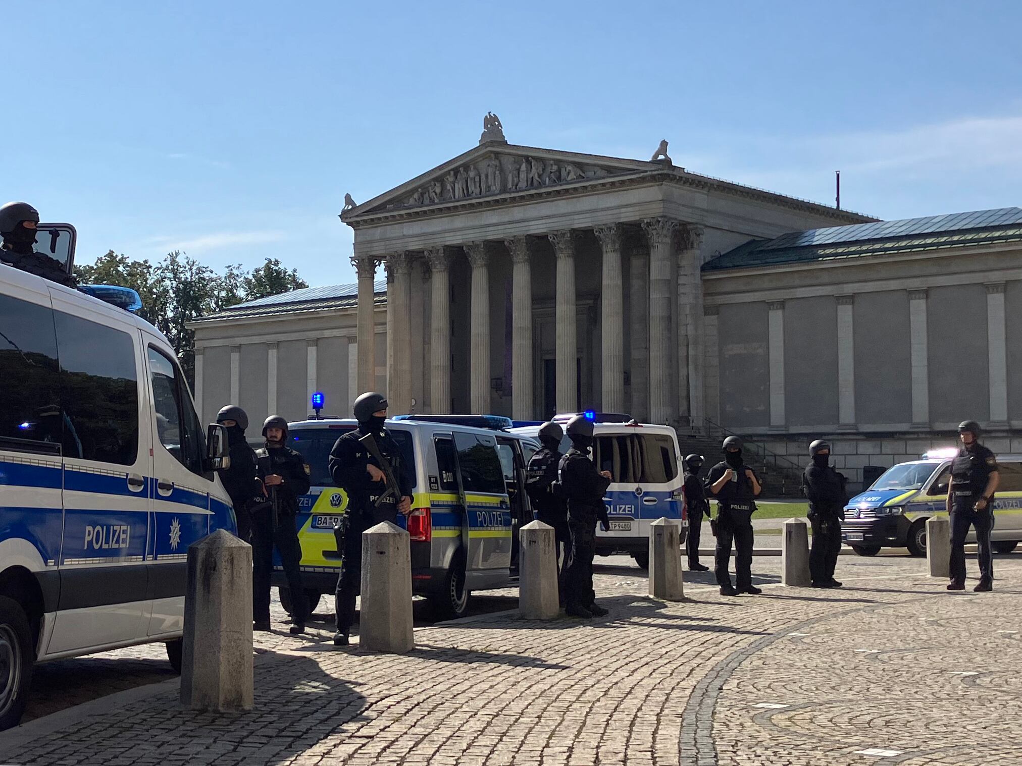 La policía asegura el área alrededor de la plaza Koenigsplatz después de un tiroteo cerca del edificio del Centro de Documentación sobre la Historia del Nacionalsocialismo (NS-Dokumentationszentrum) en Múnich, sur de Alemania, el 5 de septiembre de 2024.