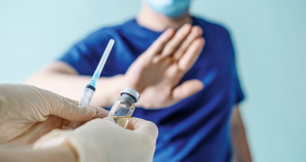 Los grupos antivacunas, a pesar de ser minoría, se han convertido en un dolor de cabeza para los Estados, que intentan que la gran mayoría de su población logre inmunizarse contra la covid-19.