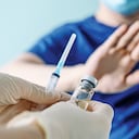 Los grupos antivacunas, a pesar de ser minoría, se han convertido en un dolor de cabeza para los Estados, que intentan que la gran mayoría de su población logre inmunizarse contra la covid-19.