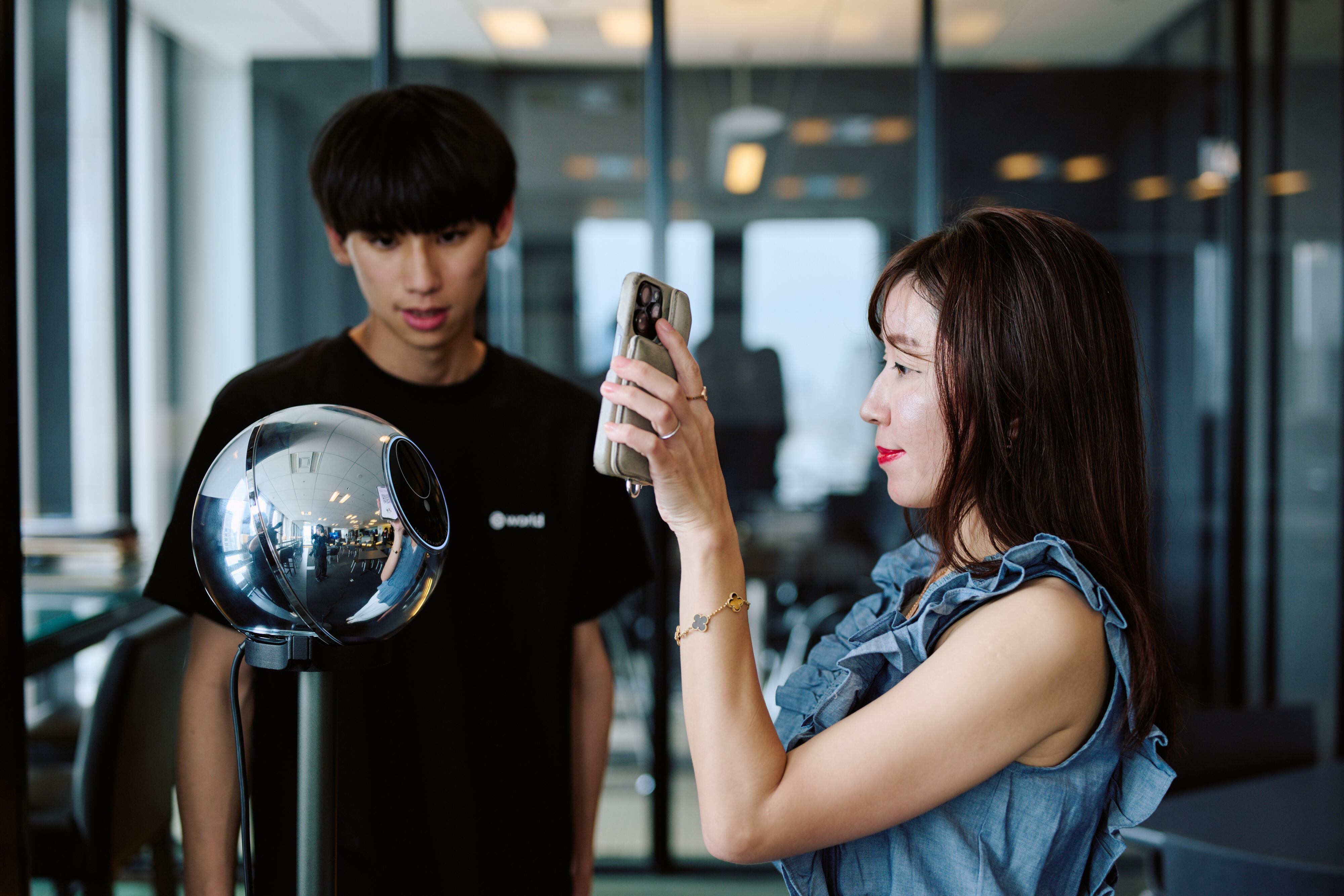 World está generando confianza en la era de la IAG con socios como Tinder