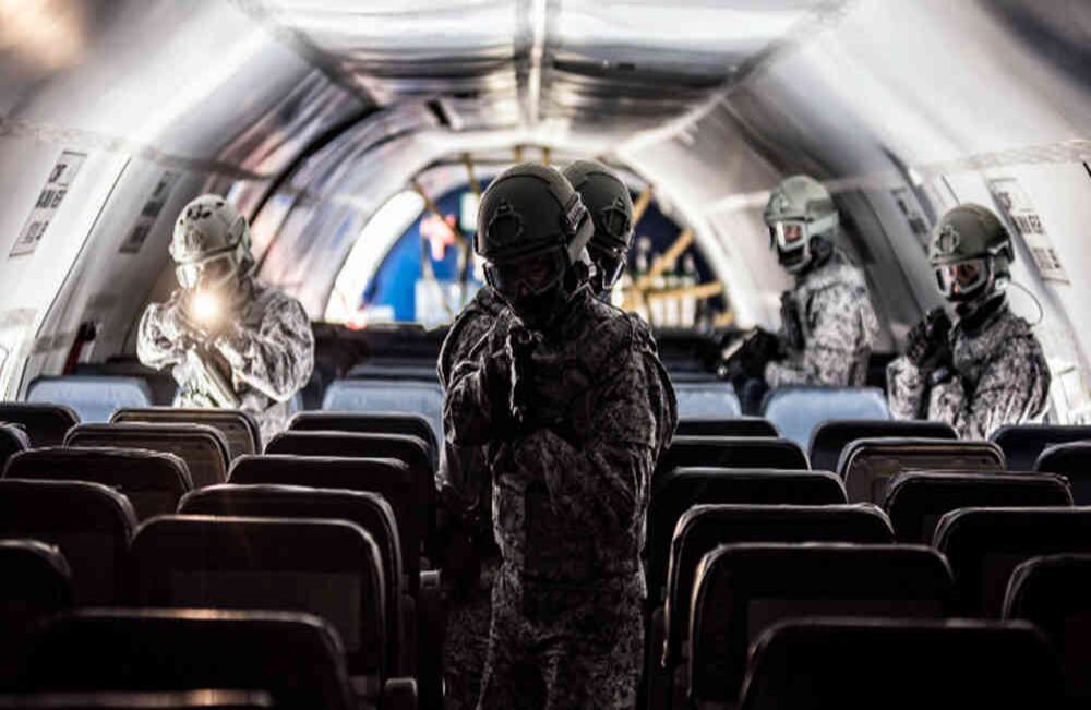 Comandos Especiales  de la Fuerza Aérea de Colombia aseguran un avión como parte de un ejercicio de rescate de rehenes. Foto: Oliver Ehmig