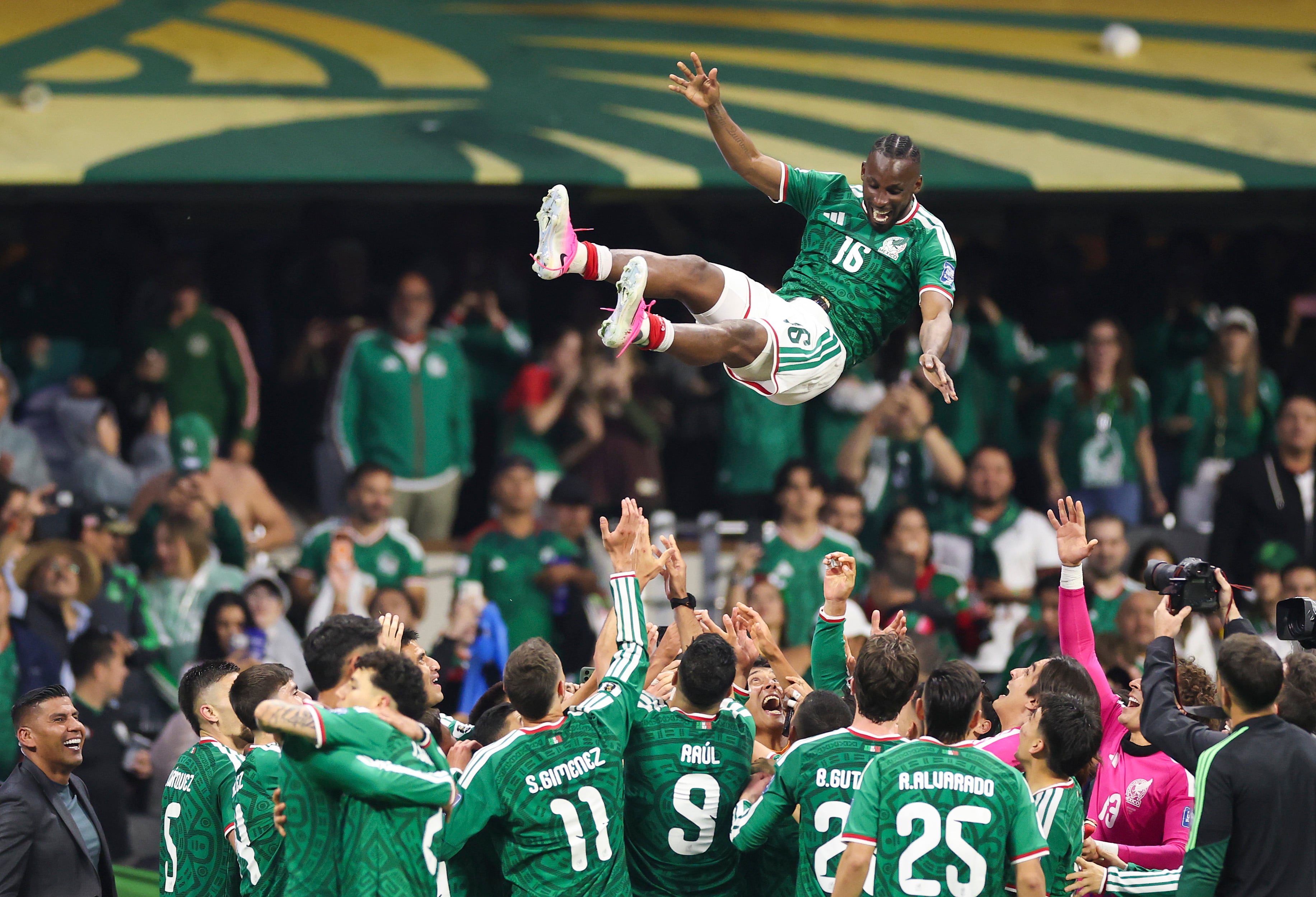 Julián Quiñones siendo ovacionado por México en medio del Mundial 2026