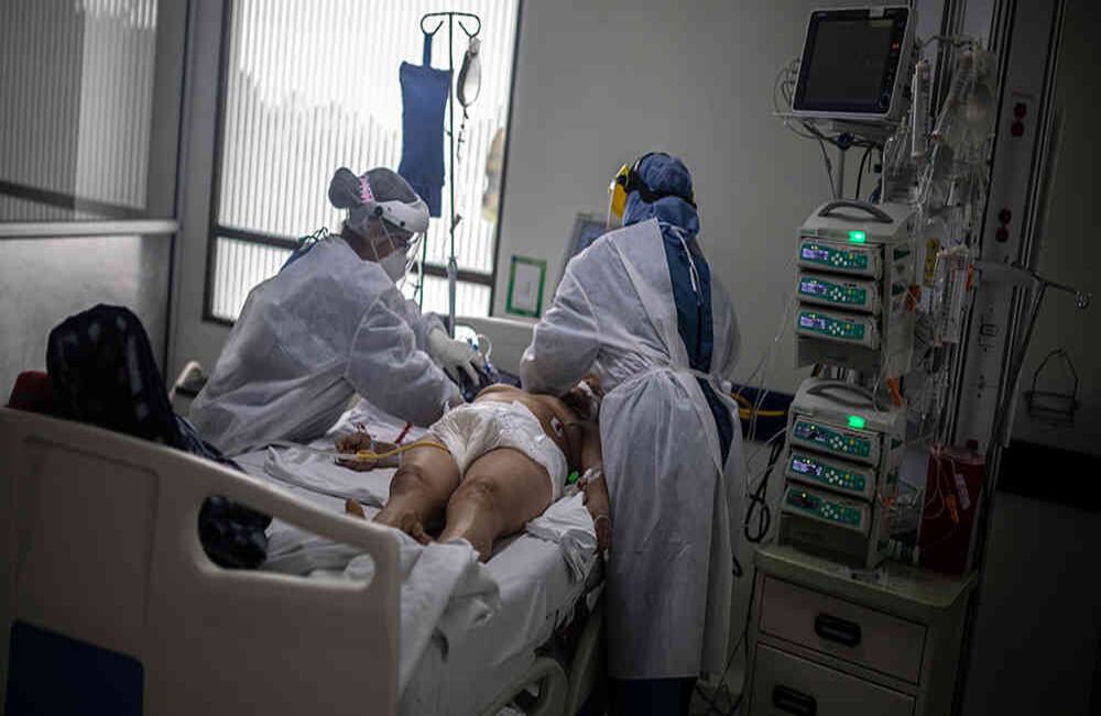 Cuando el civid-19 ataca los pulmones al mismo tiempo el paciente se queda sin posibilidad de respirar, por tanto, colapsa y muere, por eso son vitales los ventiladores, que le ayudan a respirar artificialmente, mientras este se va recuperando.