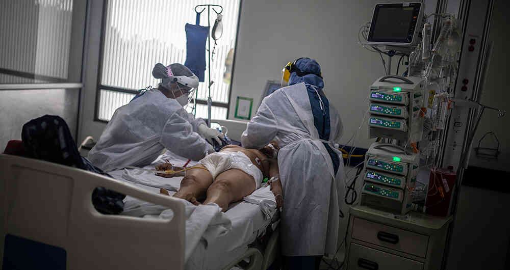 Cuando el civid-19 ataca los pulmones al mismo tiempo el paciente se queda sin posibilidad de respirar, por tanto, colapsa y muere, por eso son vitales los ventiladores, que le ayudan a respirar artificialmente, mientras este se va recuperando.