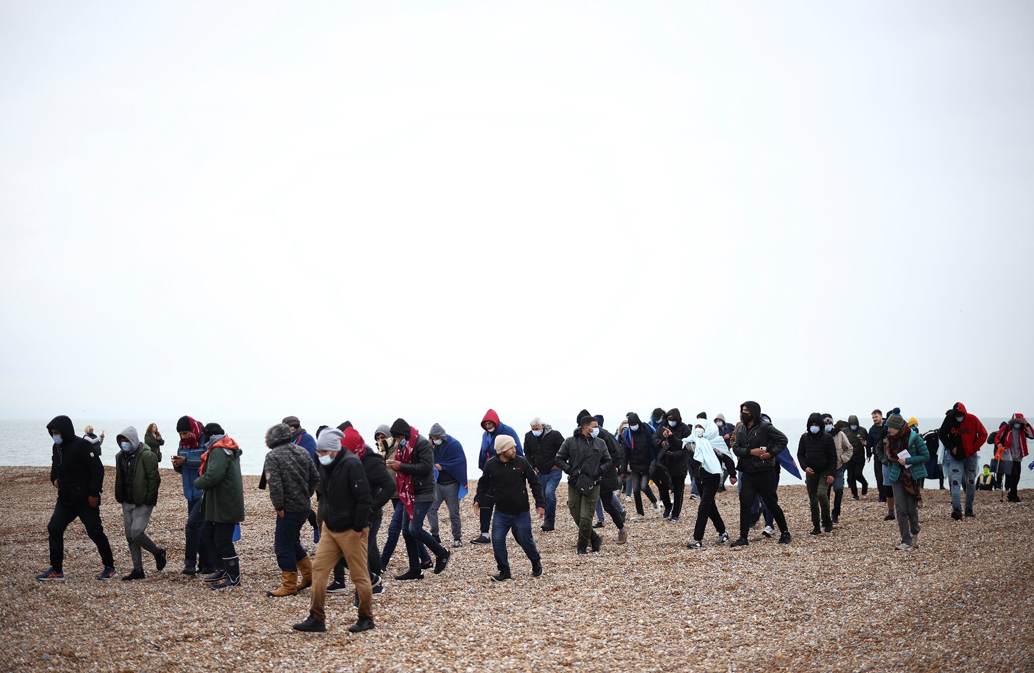 Migrantes rescatados llegan a las costas de Gran Bretaña.