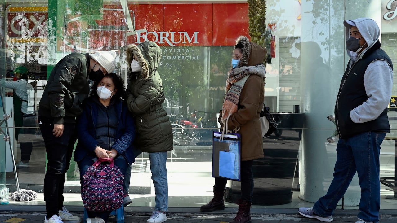 Personas esperan en la fila para hacerse la prueba de COVID-19 frente al centro comercial Forum Buenavista en la Ciudad de México, el 5 de enero de 2022. - México superó los 4 millones de infecciones por COVID-19 con la mayor cantidad diaria de infecciones desde el 8 de septiembre pasado, informó la Ministerio de Salud el martes. (Foto de ALFREDO ESTRELLA / AFP)