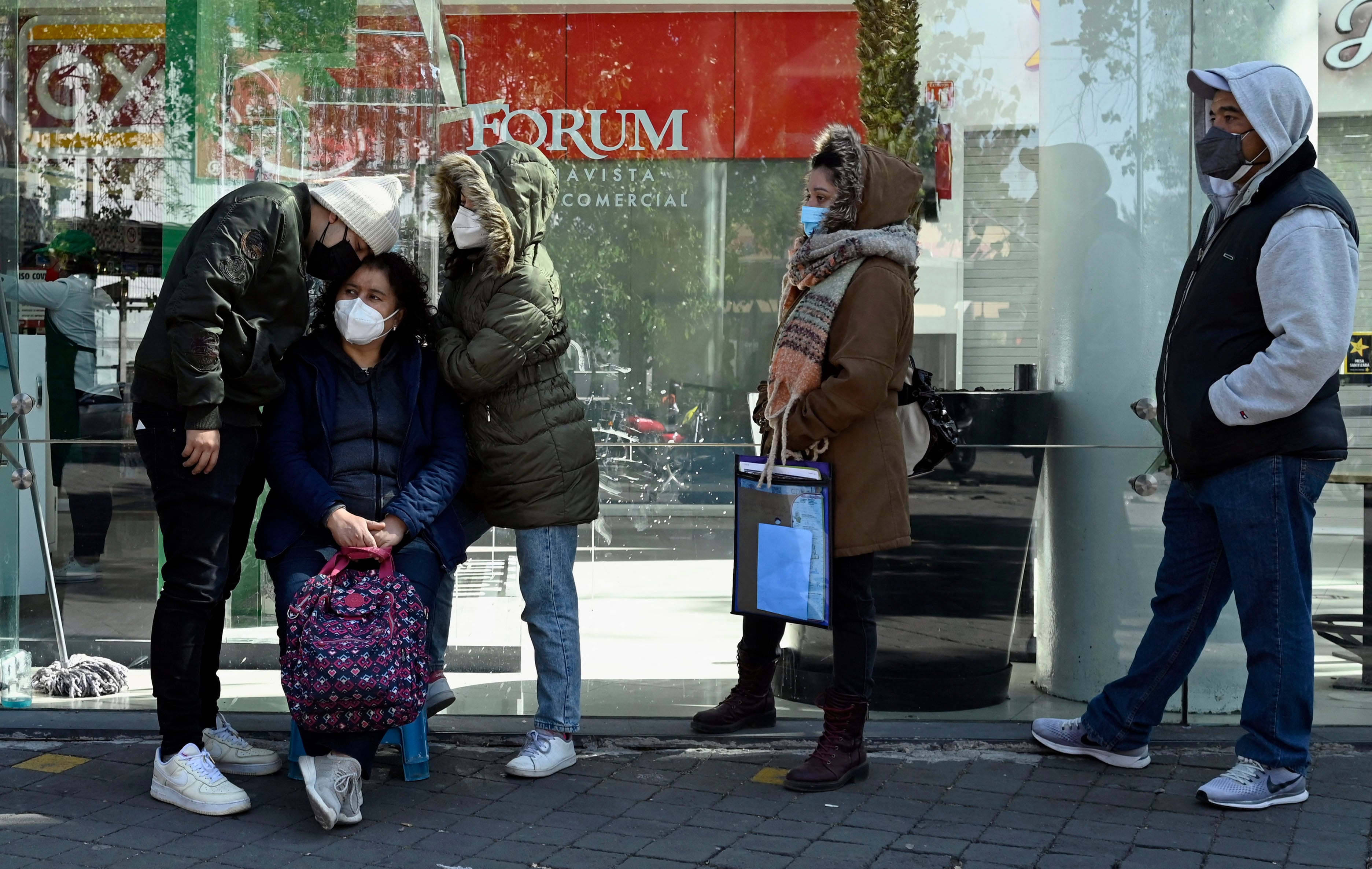 Personas esperan en la fila para hacerse la prueba de COVID-19 frente al centro comercial Forum Buenavista en la Ciudad de México, el 5 de enero de 2022. - México superó los 4 millones de infecciones por COVID-19 con la mayor cantidad diaria de infecciones desde el 8 de septiembre pasado, informó la Ministerio de Salud el martes. (Foto de ALFREDO ESTRELLA / AFP)