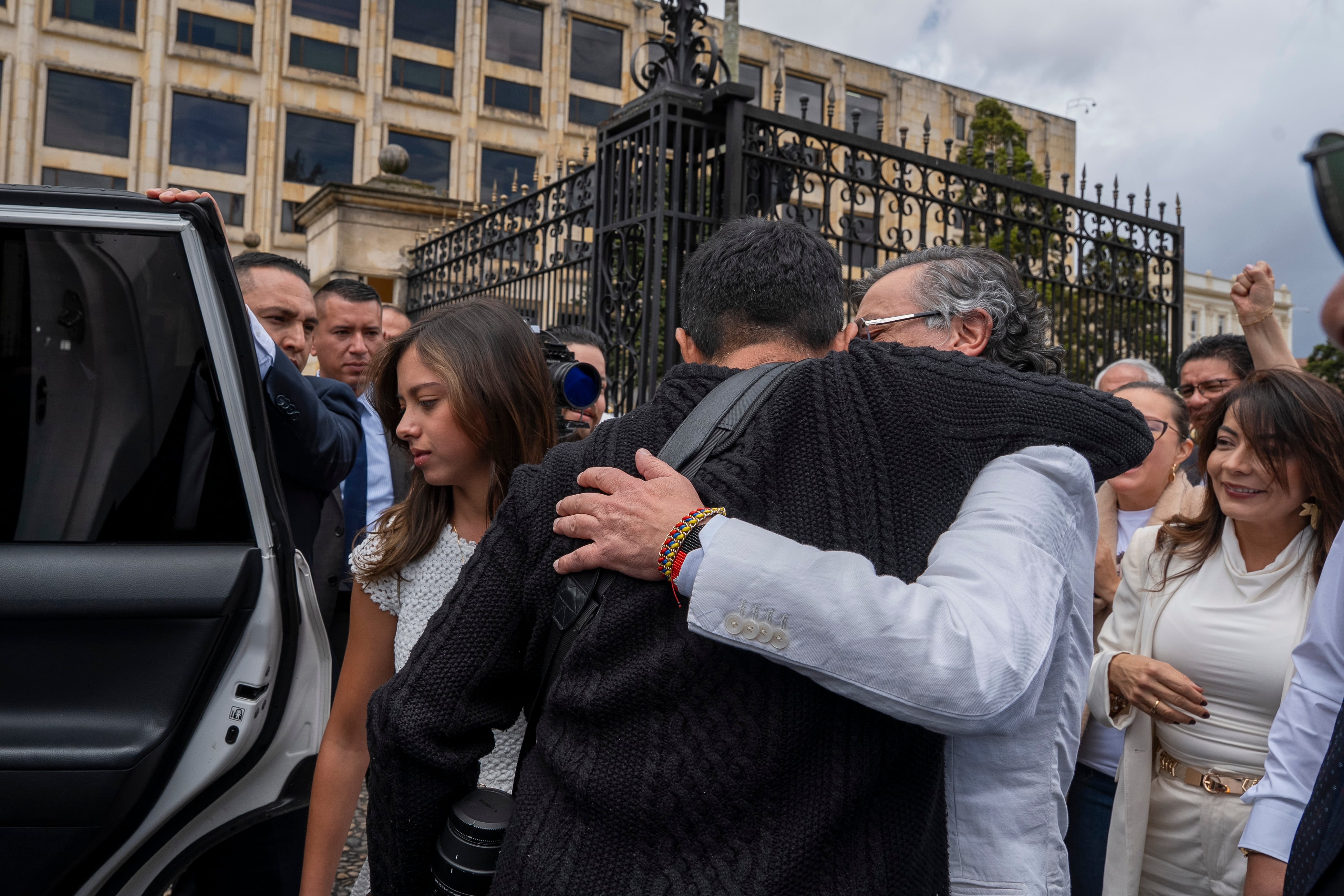 Gustavo Petro saliendo de la Casa de Nariño, en Bogotá, el 7 de agosto de 2026, en su último día como presidente de Colombia. Lo acompañaron sus hijos Antonella Petro Alcocer y Nicolás Alcocer Petro, así como parte de su saliente gabinete