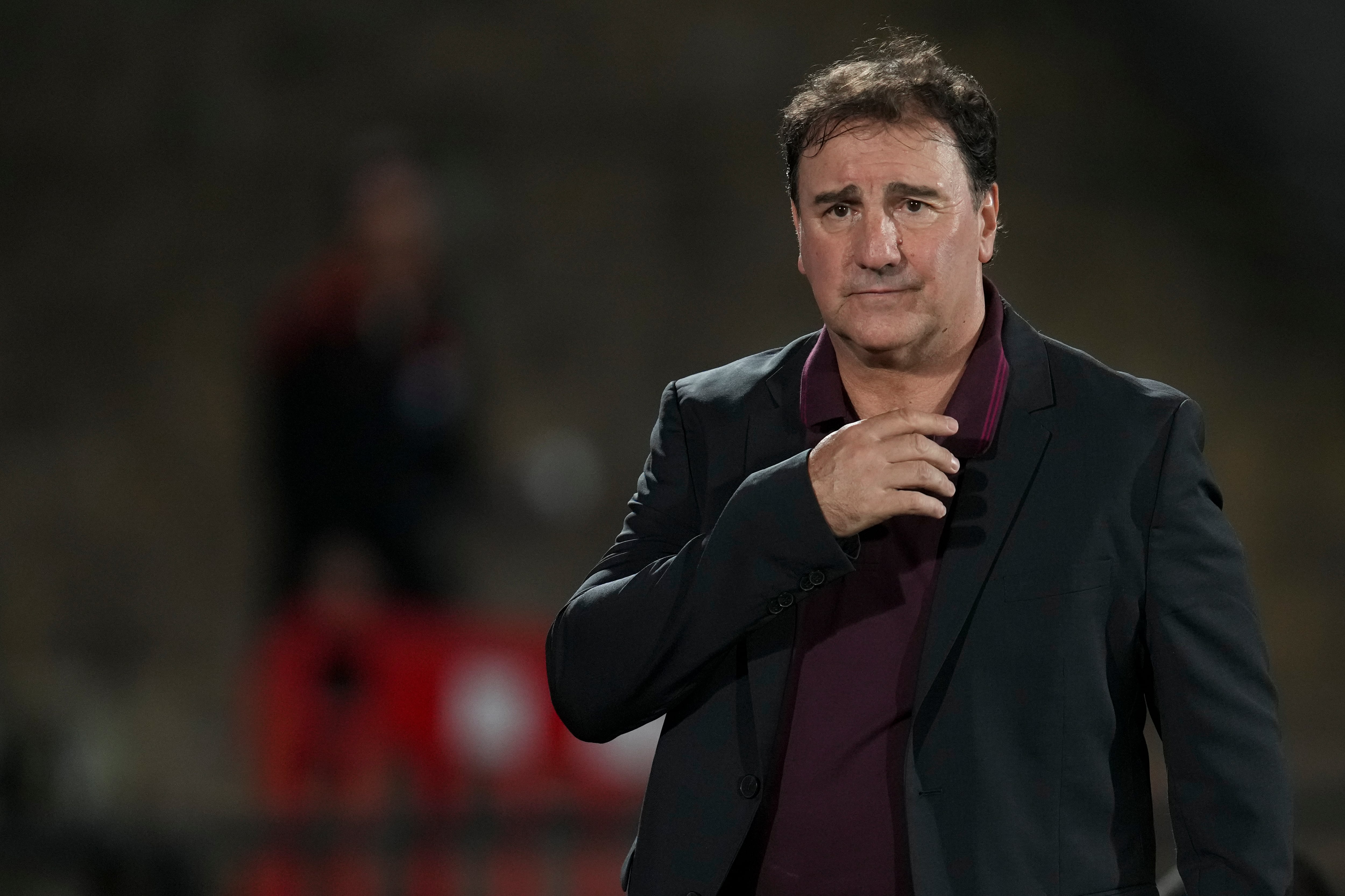 El entrenador de Colombia, Néstor Lorenzo, llega a la cancha para un partido de clasificación de fútbol contra Uruguay para la Copa Mundial de la FIFA 2026 en Montevideo, Uruguay, el viernes 15 de noviembre de 2024. (Foto AP/Matilde Campodonico)