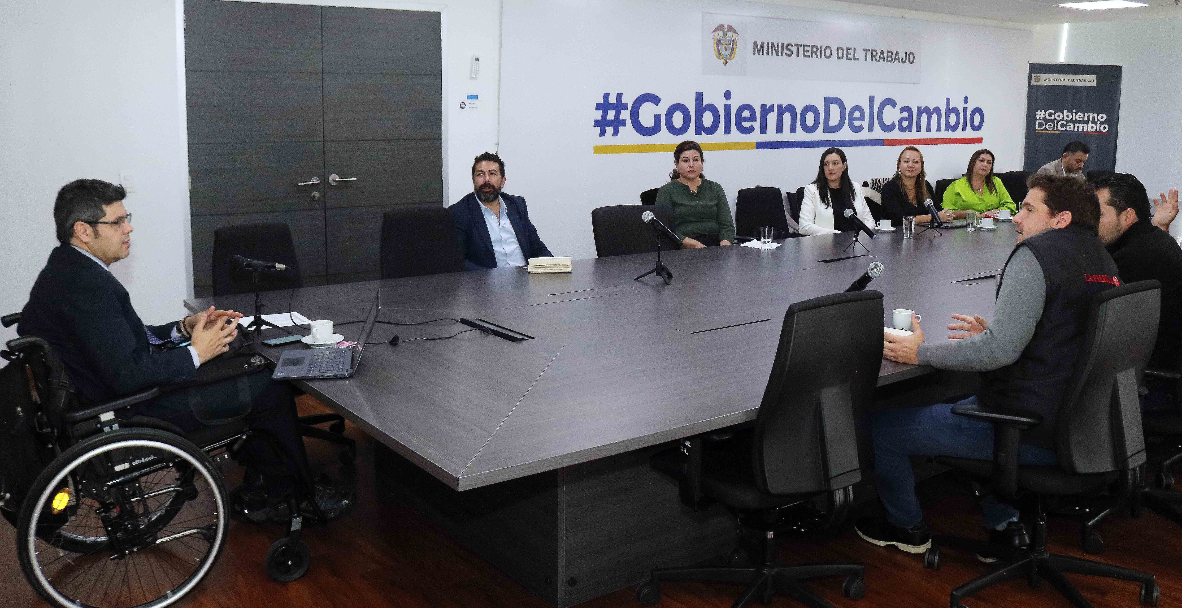 Voceros de los restaurantes se reunieron con el viceministro de Empleo. Foto: Cortesía Ministerio de Trabajo.