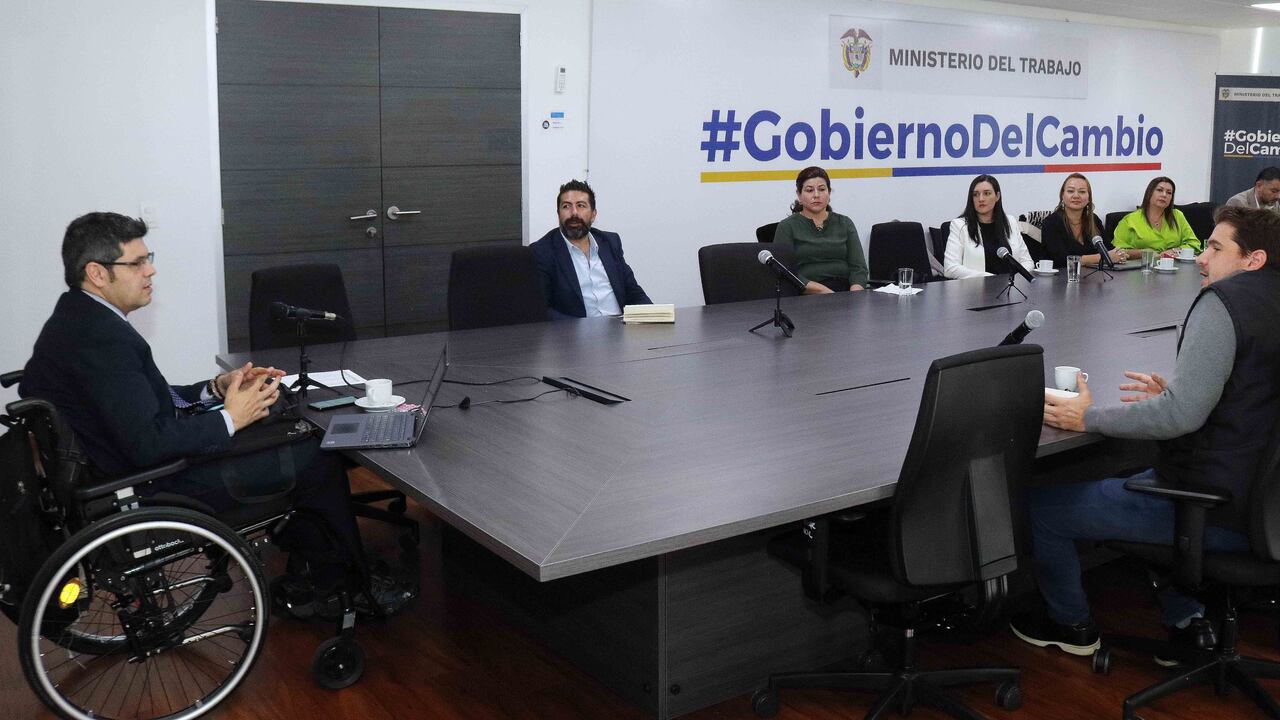 Voceros de los restaurantes se reunieron con el viceministro de Empleo. Foto: Cortesía Ministerio de Trabajo.
