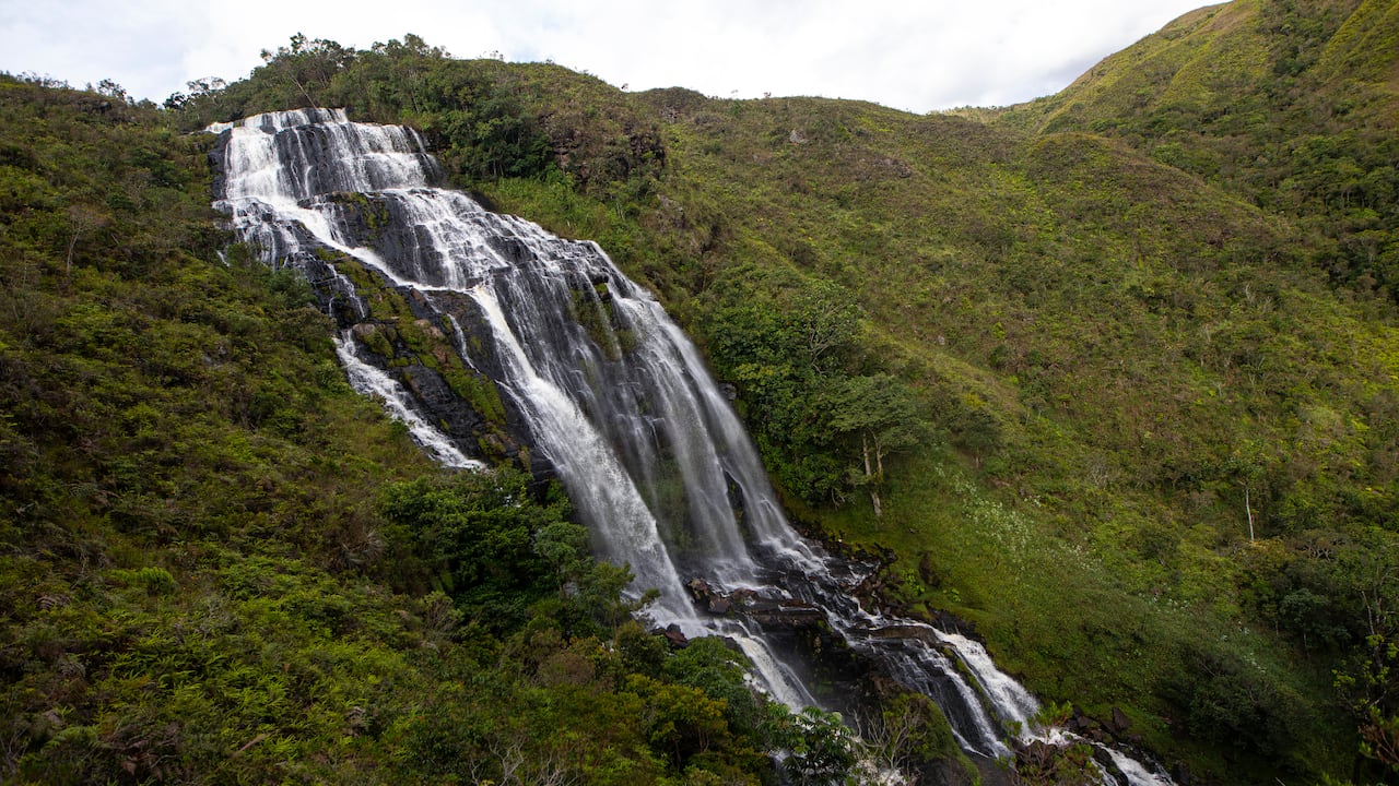Esta cascada se encuentra a 2.300 metros sobre el nivel del mar, en un ecosistema montañoso.