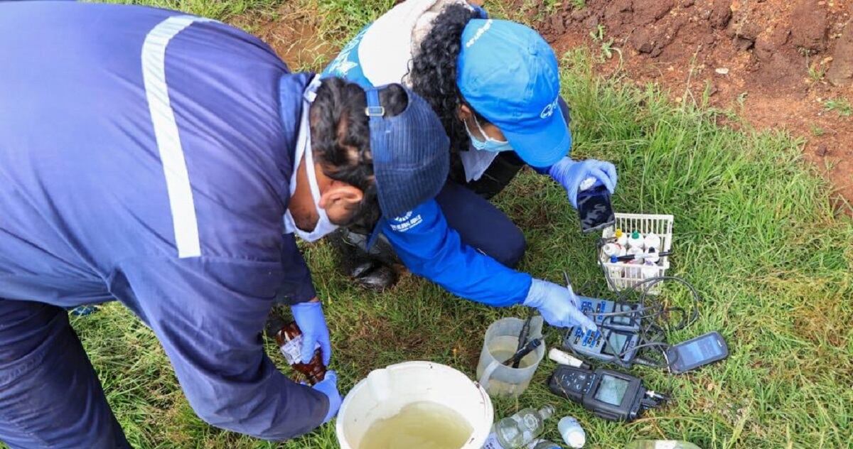 Toma de muestras en agua de Lago de Tota