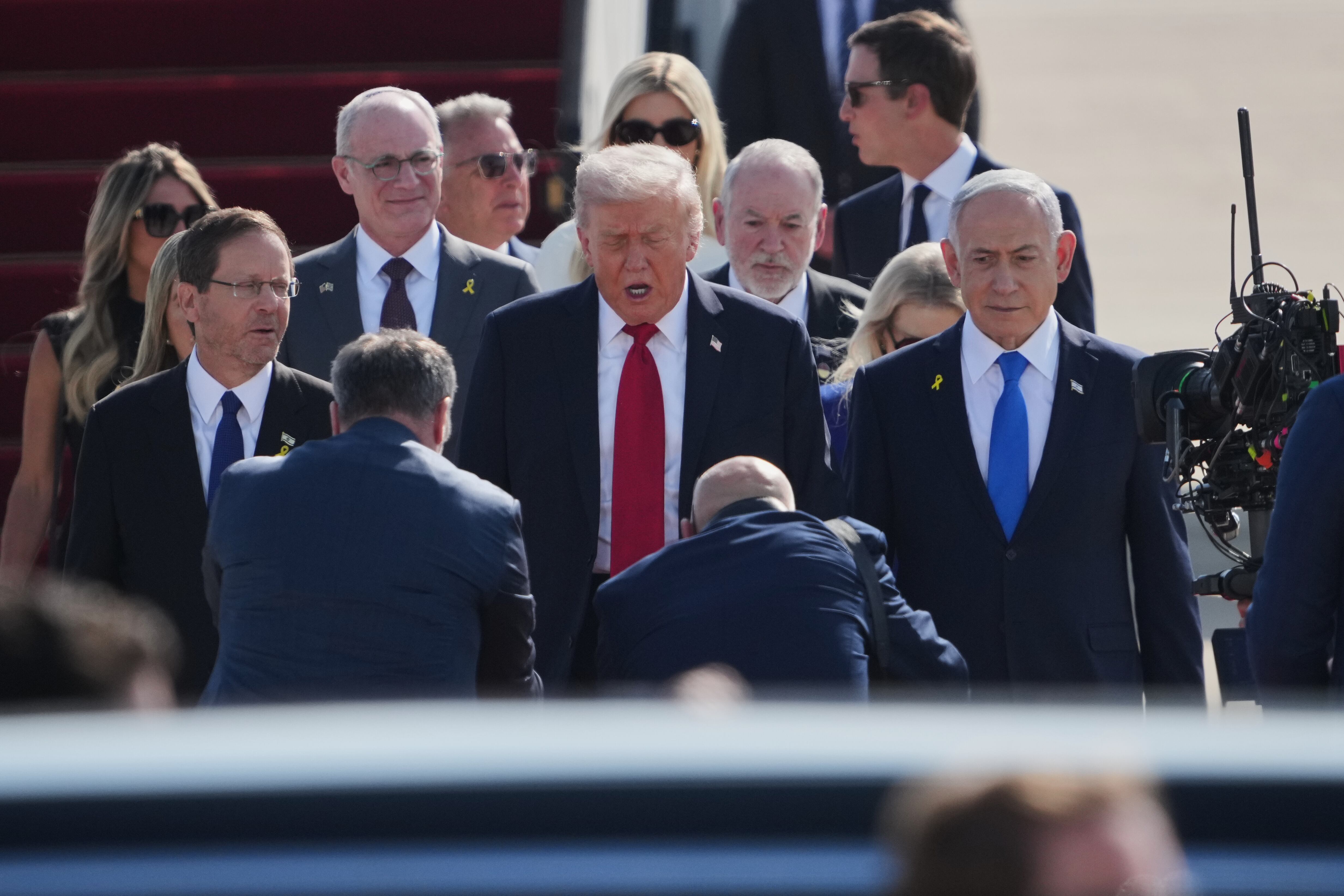 El presidente Donald Trump (izquierda) camina con el primer ministro israelí, Benjamin Netanyahu, a su llegada al aeropuerto Ben Gurion, cerca de Tel Aviv, Israel