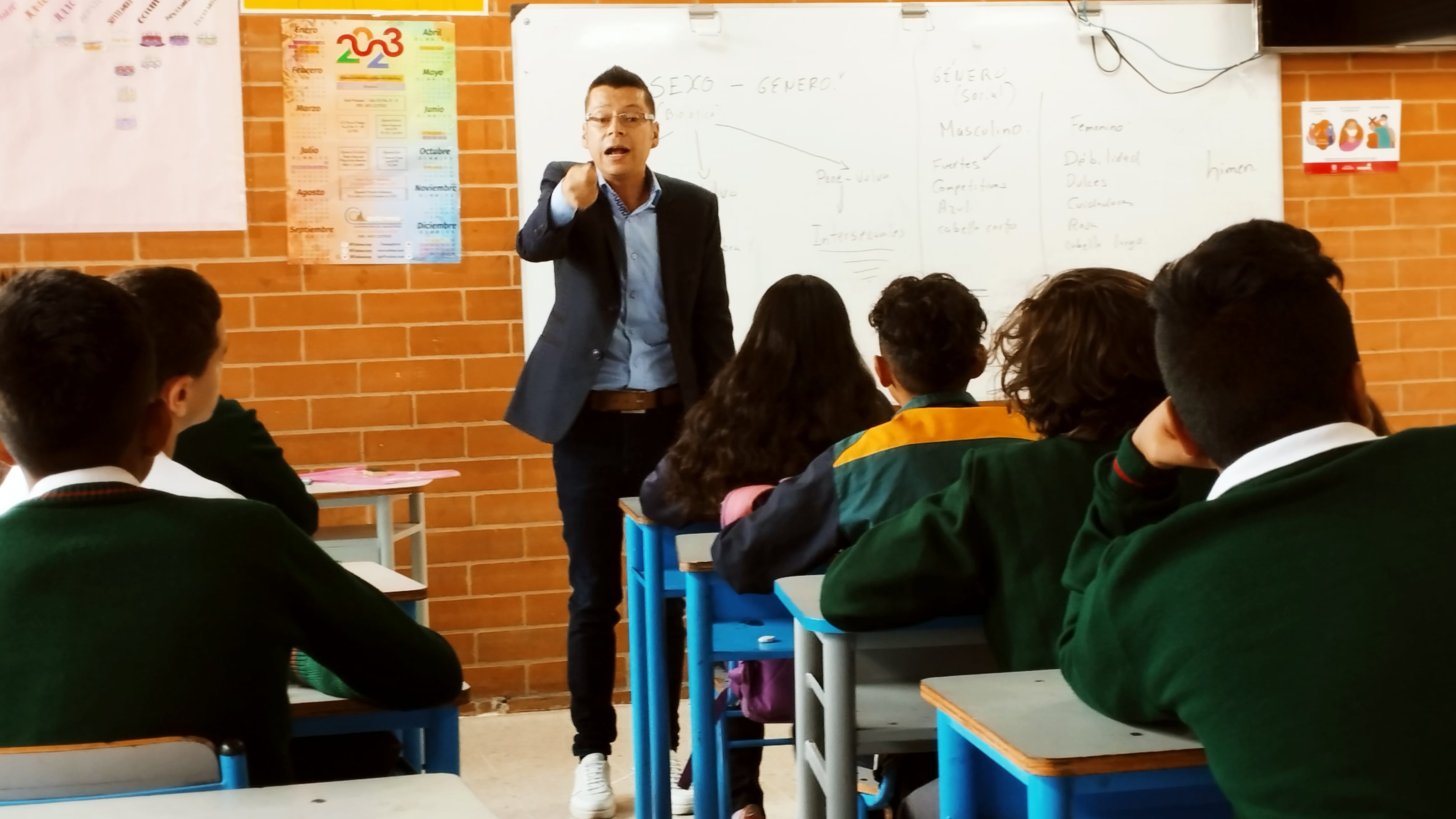 Luis Miguel Bermúdez, profesor de al colegio distrital Gerardo Paredes enseña sobre ciudadanía sexual para combatir la violencia de género y los feminicidios.