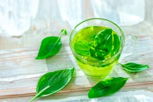 La infusión de albahaca puede ayudar el organismo en el proceso digestivo.