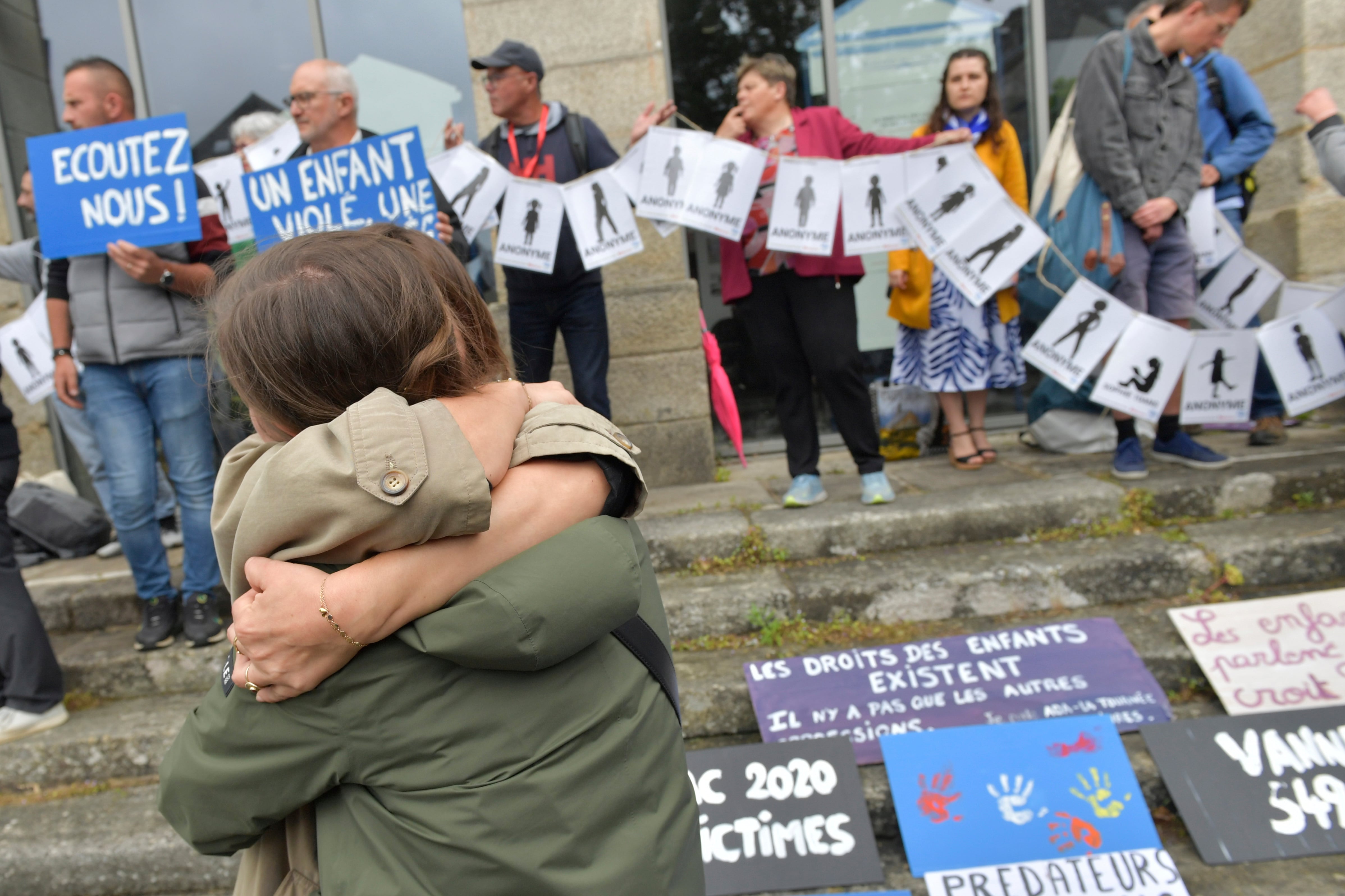 Protestas en Francia por condena contra cirujano condenado por abusar de más de 300 víctimas.