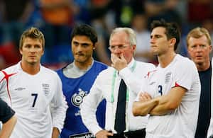 El entrenador de Inglaterra Sven Goran Eriksson, David Beckham y Frank Lampard de Inglaterra parecen abatidos tras la derrota de su equipo en la tanda de penales al final de la Copa Mundial de la FIFA Alemania 2006. Partido de cuartos de final entre Inglaterra y Portugal jugado en el Estadio Gelsenkirchen el 1 de julio de 2006 en Gelsenkirchen, Alemania.