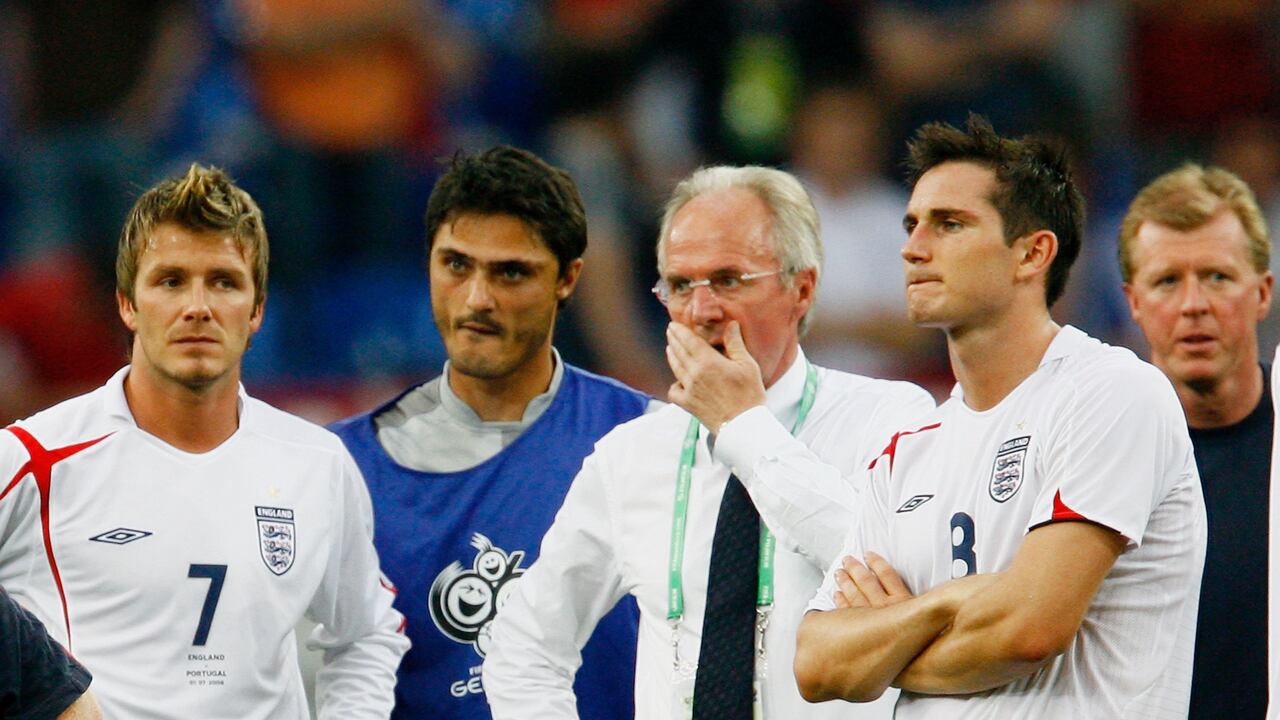El entrenador de Inglaterra Sven Goran Eriksson, David Beckham y Frank Lampard de Inglaterra parecen abatidos tras la derrota de su equipo en la tanda de penales al final de la Copa Mundial de la FIFA Alemania 2006. Partido de cuartos de final entre Inglaterra y Portugal jugado en el Estadio Gelsenkirchen el 1 de julio de 2006 en Gelsenkirchen, Alemania.